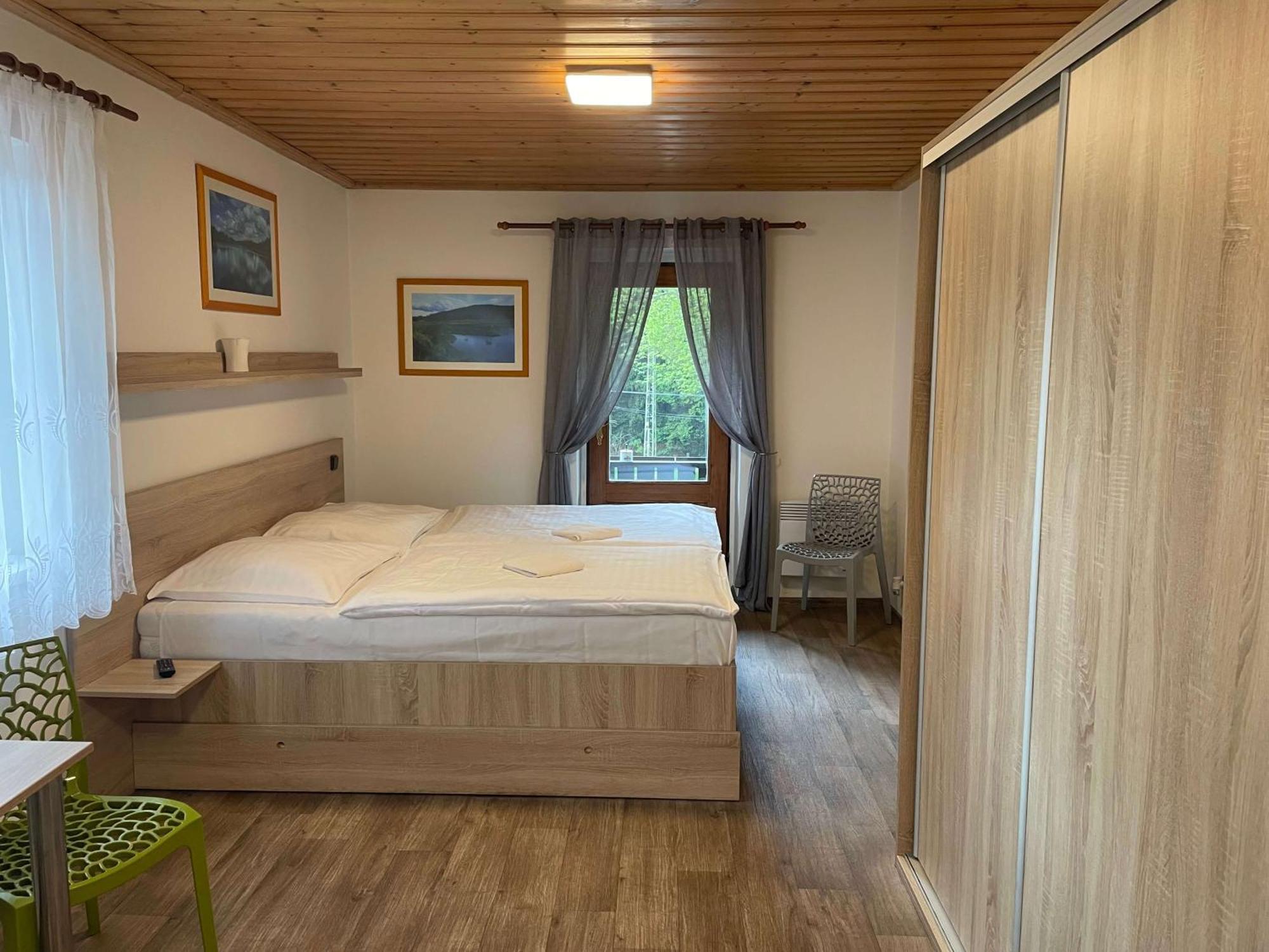 Penzion Hubert Mikulov v Krusnych Horach Exterior foto